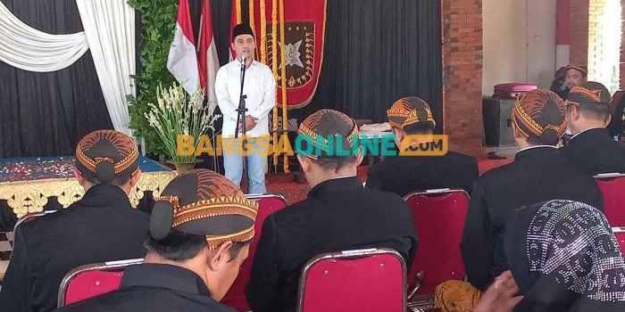 Wakil Bupati Mojokerto, Muhammad Al Barra atau yang akrab disapa Gus Barra, saat memberi sambutan dalam Wisuda 100 Abdi Dalem Keraton Kasunanan Surakarta di Padepokan Tlasih. Foto: ROCHMAT SAIFUL ARIS/BANGSAONLINE