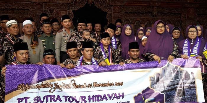 Gus Nur, Kapolres, Dandim, dan jamaah umroh menjelang keberangkatan umroh. foto: SYUHUD/ BANGSAONLINE