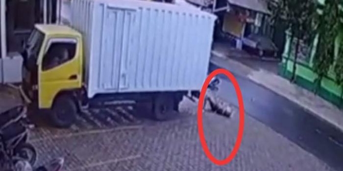 Cuplikan video korban yang tertabrak mobil box.
