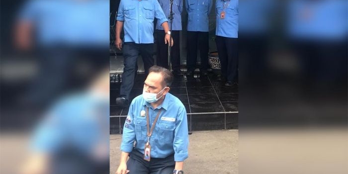 Direktur Utama (Dirut) Perumdam Tirta Pandalungan (PDAM) Kabupaten Jember Ady Setiawan (sedang berlutut). (foto: ist)