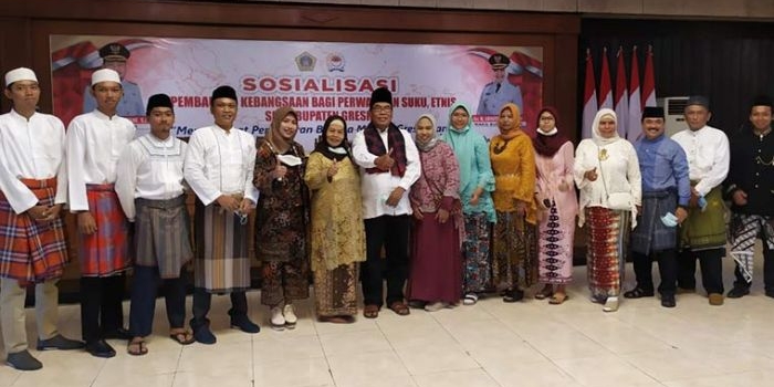 Para peserta sosialisasi pembauran kebangsaan yang memakai baju adat foto bareng usai kegiatan. foto: SYUHUD/ BANGSAONLINE
