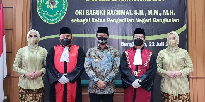 Bupati Bangkalan R. A. Abdul Latif Imron Amin bersama Ketua PN yang baru Oki Basuki Rachmat, dan ketua yang lama Maskur Hidayat didampingi istri masing-masing.