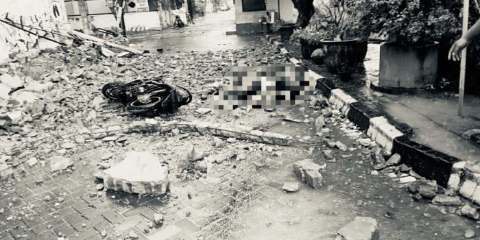 pemotor-tertimpa-tembok-bangunan-di-karangpilang-surabaya-tewas-usai-dibawa-ke-rs