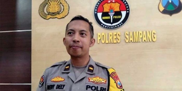Kasi Humas Polres Sampang, Ipda Dedy Dely Raseidi, saat menceritakan peristiwa kematian tersangka pencabulan yang meninggal dunia. (Foto: Ist)