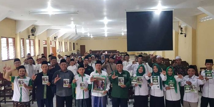 Ketua Lazisnu Surabaya, Prof. Dr. Moh. Mukhrojin bersama pengurus meluncurkan majalah NU Surabaya (Nusura) di aula Universitas WR. Supratman, Surabaya. Foto: Ist.