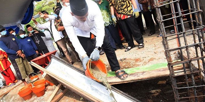 Wali Kota Kediri, Abdullah Abu Bakar, saat menuangkan semen untuk tiang pancang pertama pembangunan Masjid Baiturrahman. Foto: Ist