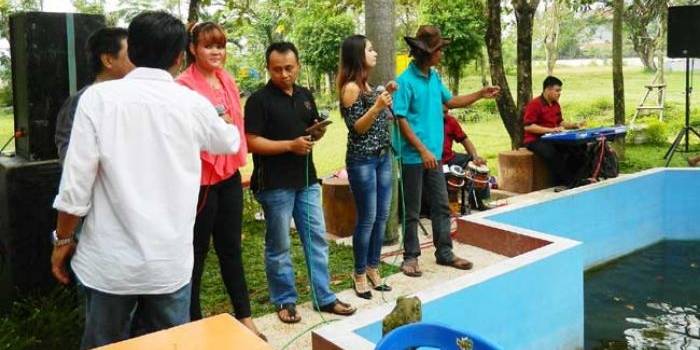 Halal bihalal diselingi dengan iringan musik di taman belakang Kantor DPRD Kabupaten Madiun. 