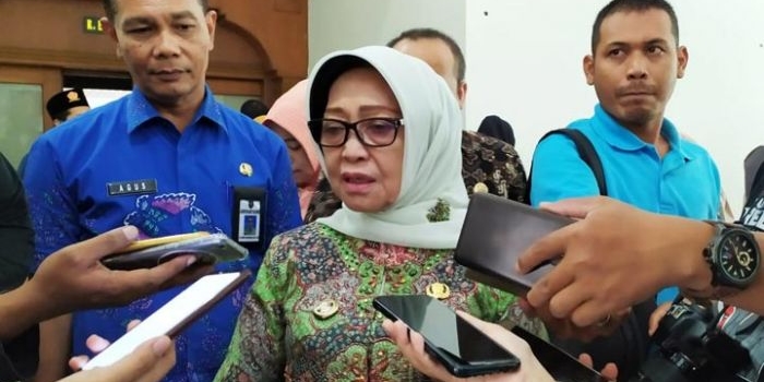 Bupati Jombang Hj. Mundjidah Wahab memberikan keterangan usai melaunching program sembako.