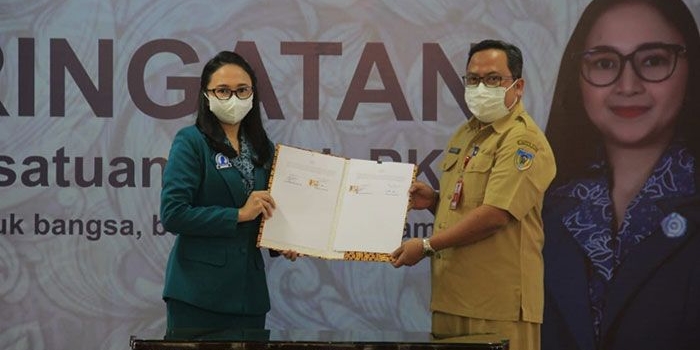 Ketua TP PKK Kabupaten Kediri, Eriani Annisa Hanindhito, dan Plt Kepala Disdukcapil Kabupaten Kediri, Wirawan, saat menunjukkan berita acara kerja sama. Foto: Ist