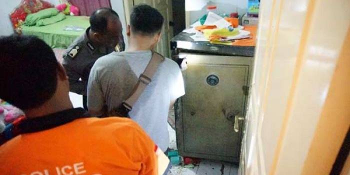Polisi saat melakukan olah TKP. foto: rony suhartomo/ BANGSAONLINE