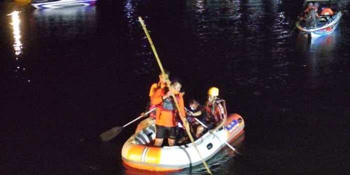 Proses evakuasi sopir speed boat di Telaga Sarangan, Sabtu (6/2) malam. foto: ANTON/ BANGSAONLINE