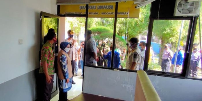 Bupati dan Kapolres Jombang saat meresmikan Kampung Tangguh Industri.