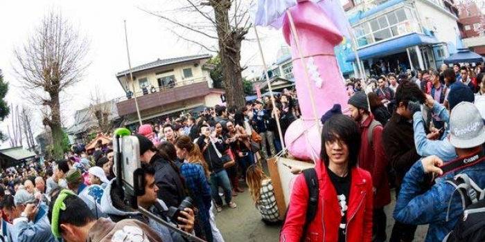 Pia ini berselfie dengan latar belakang penis raksasa.... andai ada festival lawannya penis, bentuk raksasanya seperti apa ya? foto: repro mirror.co.uk