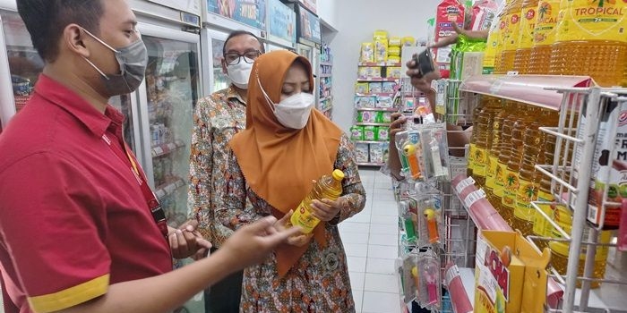 Bupati Ikfina sidak minyak goreng di sejumlah toko swalayan dan minimarket.