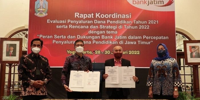 PT Bank Pembangunan Daerah Jawa Timur Tbk melakukan penandatanganan Perjanjian Kerjasama dengan Dinas Pendidikan Provinsi Jatim untuk meningkatkan layanan penyaluran dana Bantuan Operasional Sekolah (BOS). foto : istimewa.