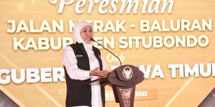 Gubernur Khofifah saat memberi sambutan ketika meresmikan Jalan Merak-Baluran Situbondo.