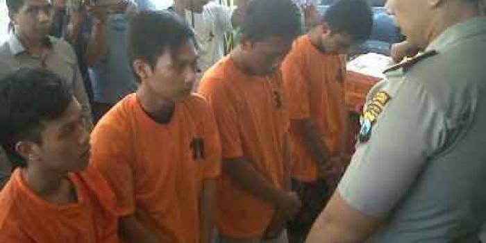 Wakapolres Yudi Yuliadin menginterograsi langsung empat pemuda yang diduga pengeroyok Joss hingga tewas. Foto:gunadhi/BANGSAONLINE