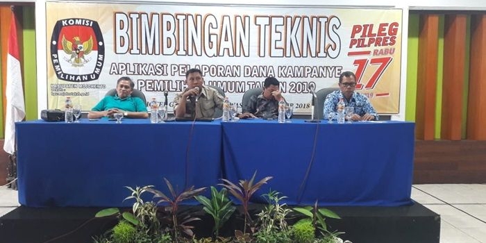 KPU Kabupaten Mojokerto saat memberikan bimbingan teknis kepada para peserta.