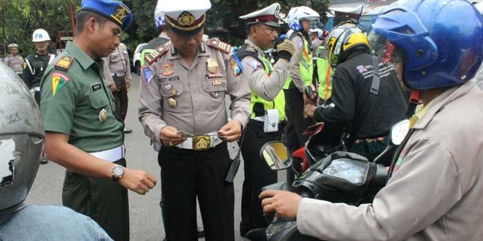 Petugas gabungan TNI-Polri menggelar razia di kawasan GOR Sidoarjo.