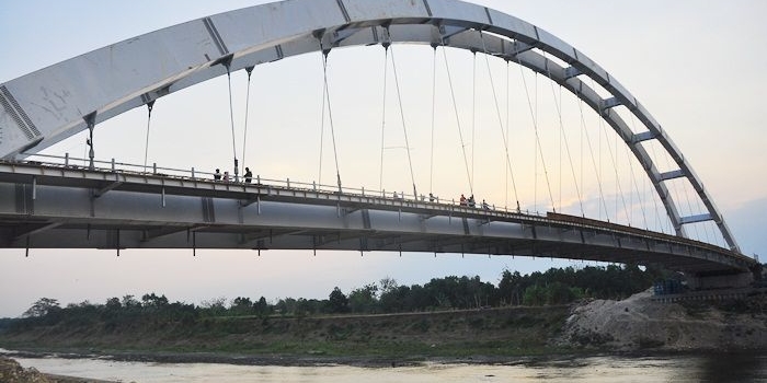 MEGAH: Jembatan Sosrodilogo yang menghubungkan Kota Bojonegoro dengan Kecamatan Trucuk terlihat megah saat dipotret pada suasana senja.