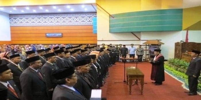 jalanya pembangilan sumpah jabatan sebagai anggota DPRD. foto:bambang/sulistiawan/BANGSAONLINE