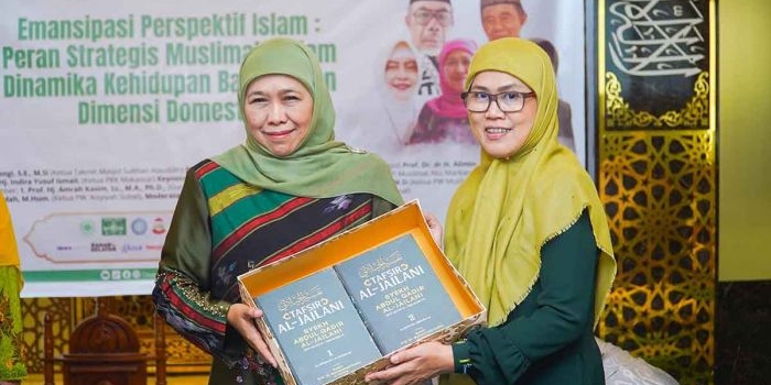 Ketua Umum PP Muslimat NU, Khofifah Indar Parawansa, saat menerima cendera mata ketika menghadiri Diskusi Nasional Dewan Dakwah Islam Indonesia Sulawesi Selatan.