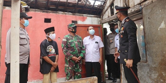 Kapolres Ngawi meresmikan dimulainya pembangunan Rumah Layak Huni (RLH).