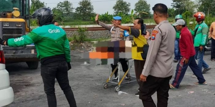 diduga-ngantuk-pengemudi-xenia-tabrak-gerobak-sampah-di-lamongan-hingga-tewaskan-1-orang