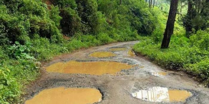 Salah satu jalan yang rusak parah di wilayah Kecamatan Ngrayun.