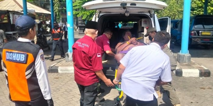 Petugas saat mengevakuasi orang terlantar di kawasan Jl. Gubernur Suryo