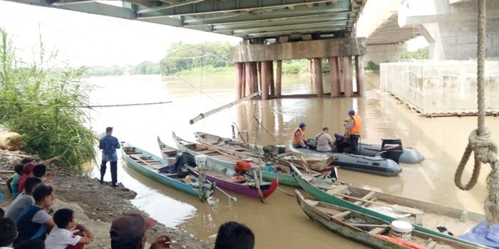 Proses pencarian korban di Sungai Bengawan Solo. foto: SYUHUD ALMANFALUTY/ BANGSAONLINE