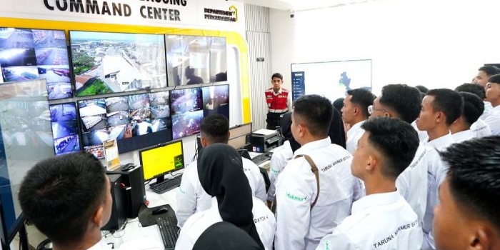  Para Taruna Makmur saat menyaksikan Warehouese & Bagging Command Center Petrokimia Gresik. FOTO: ist.