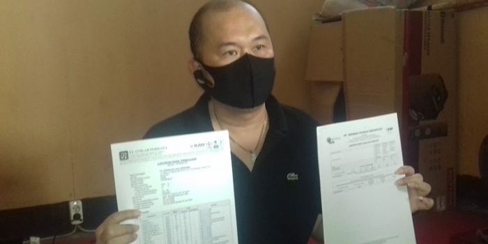 Dirut BJB Kota Probolinggo, Yowie Santoso saat menunjukkan surat hasil uji lab. (foto: ist).