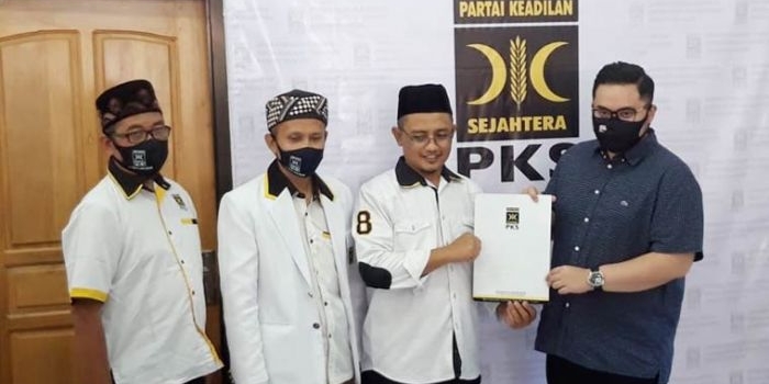 Bacabup Kediri Hanindhito Himawan Pramono saat menerima SK dukungan dari PKS yang diserahkan oleh Sulistyo Budi, Pengurus DPW PKS Jatim didampingi oleh Ketua DPD PKS Kabupaten Kediri. (foto: muji harjita)