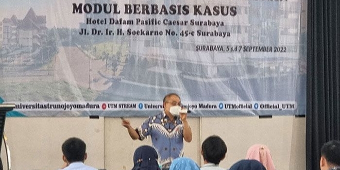 Wakil Rektor I UTM, Deni Setya Bagus Yuherawan,  saat memberi sambutan di Pelatihan Pengajaran Collaborative Learning dan Workshop Penyusunan Modul Berbasiskan Kasus.