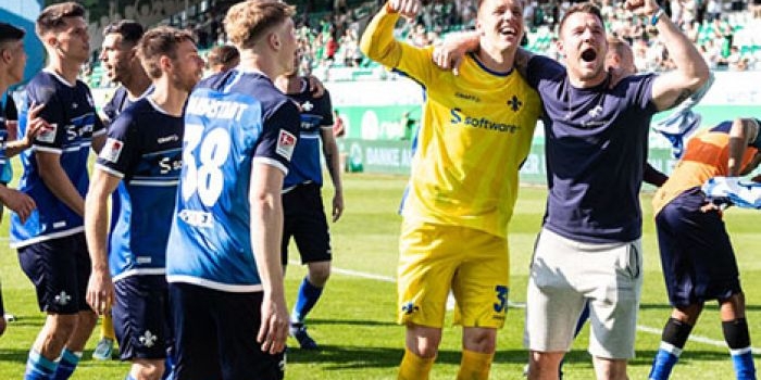 Pemain Darmsdtadt merayakan keberhasilan lolos ke Bundesliga 2023-2024.