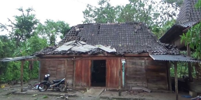Salah satu rumah warga yang rusak akibat terjangan angin kencang