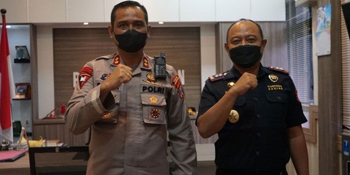 Kepala Kantor Bea Cukai Madura, Yanuar Callandra, bersama Kapolres Pamekasan, AKBP Rogib Triyanto. 