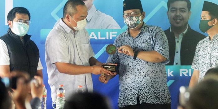 dr. Asluchul Alif menerima penghargaan dari Koordinator Forkom Jurnalis Nahdliyin (FJN) Muhamad Didi Rosadi. foto: ist.