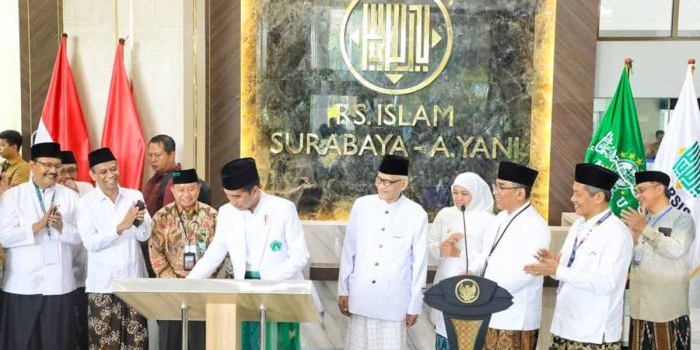 Presiden Jokowi saat meresmikan Tower Rumah Sakit Islam Surabaya di Jalan Ahmad Yani.