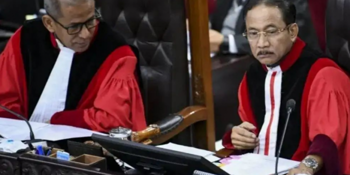 Ketua Mahkamah Konstitusi (MK) Suhartoyo (kanan) bersama Wakil Ketua MK Saldi Isra memimpin sidang pengucapan putusan perkara dilanjutkan atau tidak (dismissal) sengketa Pilkada 2024