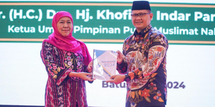 kofifah-serahkan-buku-konsep-jalan-pendidikan-menuju-indonesia-maju-2034-pada-kadisdik-jatim