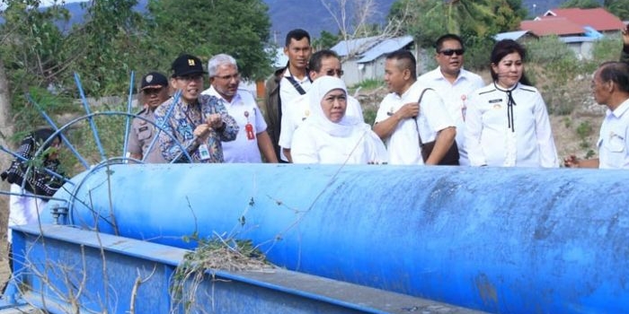 Gubernur Jawa Timur Khofifah Indar Parawansa meninjau progres pembangunan jaringan pipa air bersih di Kabupaten Sigi, Rabu (12/2/2020). foto: bangsaonline.com