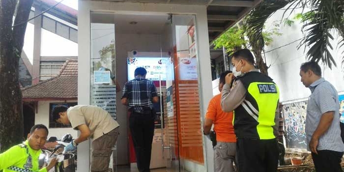 Sejumlah petugas saat melakukan olah TKP di salah satu ATM BNI. foto: ist