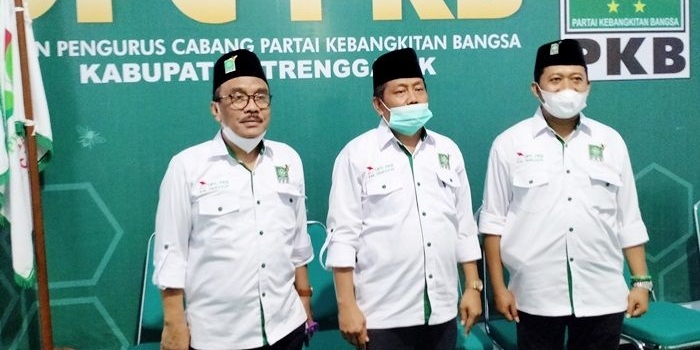 Kholiq (tengah), Ketua DPC PKB Kabupaten Trenggalek periode 2021-2026. foto: HERMAN/ BANGSAONLINE