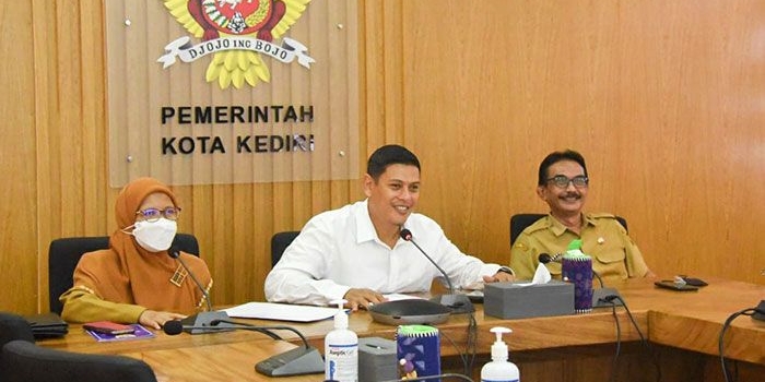 Wali Kota Kediri, Abdullah Abu Bakar (tengah), saat menggelar jumpa pers secara virtual. Foto: Ist