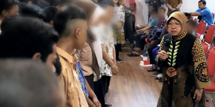 Wali Kota Risma saat memberikan pengarahan kepada ratusan anak. foto: ist