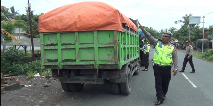 Petugas Polres Lumajang sedang melakukan razia truk berskala besar.
