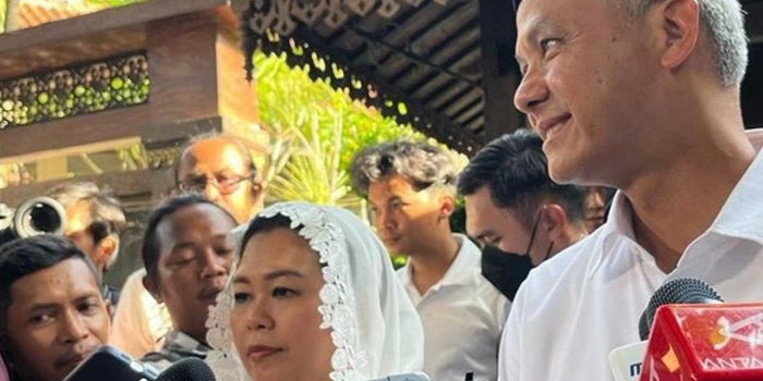 Yenny Wahid bersama Ganjar Pranowo saat ziarah ke makam Gus Dur, di Tebuireng, Jombang.