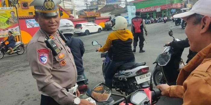 anggota-polsek-krian-beri-edukasi-pengendara-motor-yang-tak-gunakan-helm
